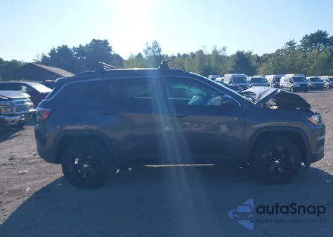 2021 Jeep Compass Latitude 4X4 z USA, uszkodzony, nr VIN 3C4NJDBB1MT560627